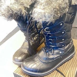 Black sorel boots Tofino